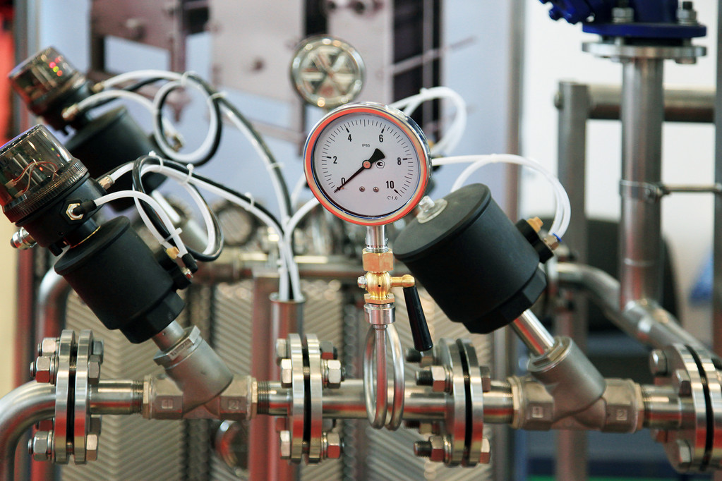 食品加工中的压力控制 牛奶生产管道中的压力表与传感器应用